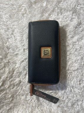 Stone Mountain Accessories Black Leather Zip Phone Wallet